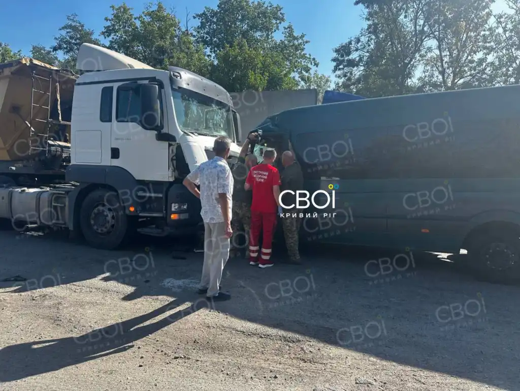 У Кривому Розі маршрутка з пасажирами врізалася у вантажівку: є постраждалі У Кривому Розі маршрутка з пасажирами врізалася у вантажівку: є постраждалі
