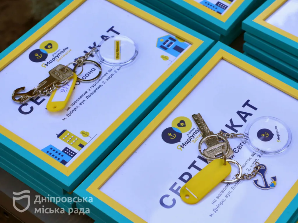 У Дніпрі відкрили Центр життєстійкості та передали переселенцям соціальне житло