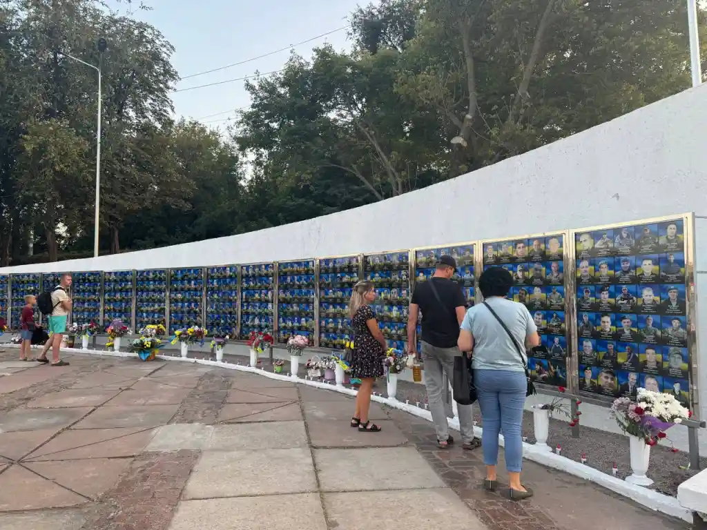 У Кам’янському відкрили Стіну пам’яті загиблих воїнів на монументі Визволителям