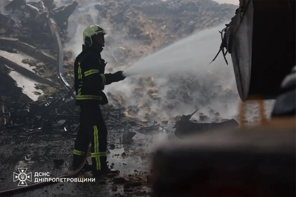 У Дніпрі повністю ліквідували масштабну пожежу на складах