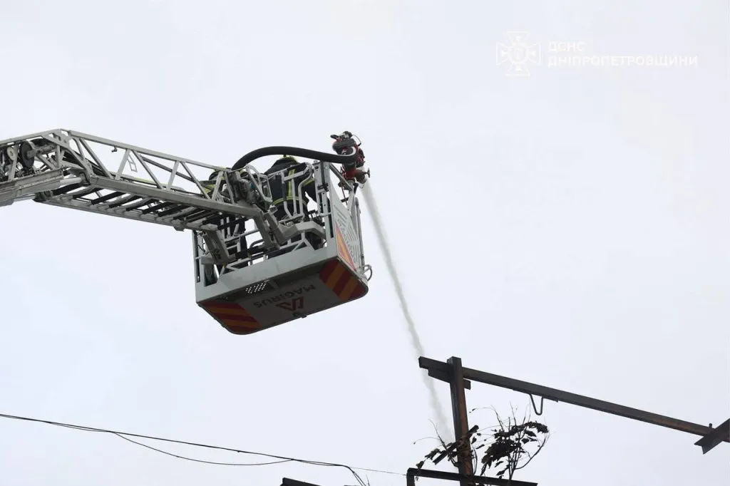 У Дніпрі повністю ліквідували масштабну пожежу на складах