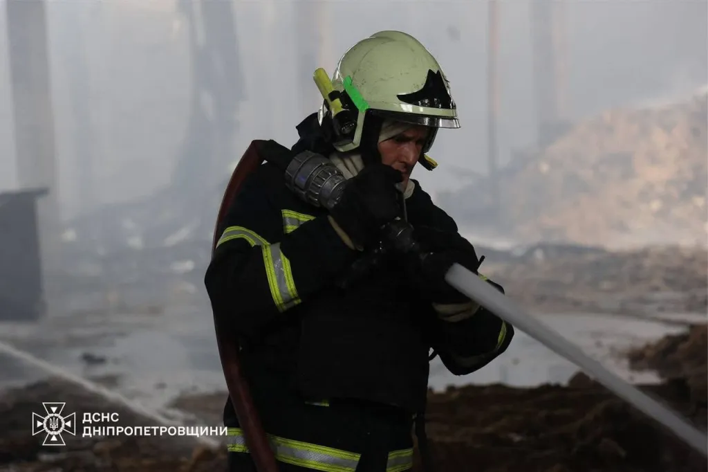 У Дніпрі повністю ліквідували масштабну пожежу на складах