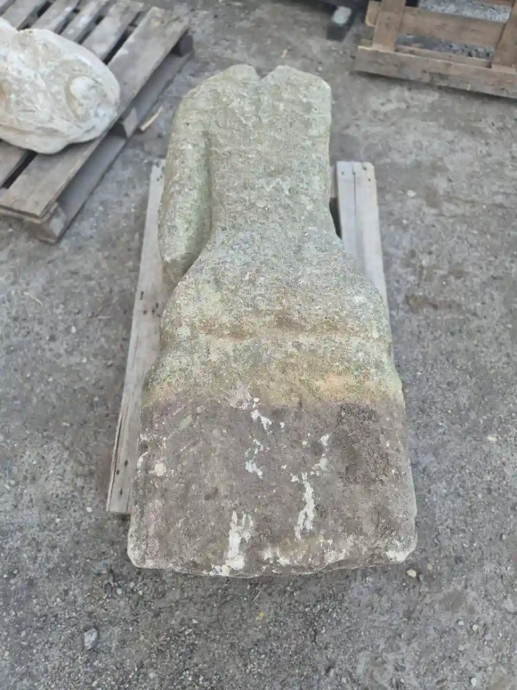 З Донеччини до Дніпра перевезли дві унікальні кам’яні скульптури