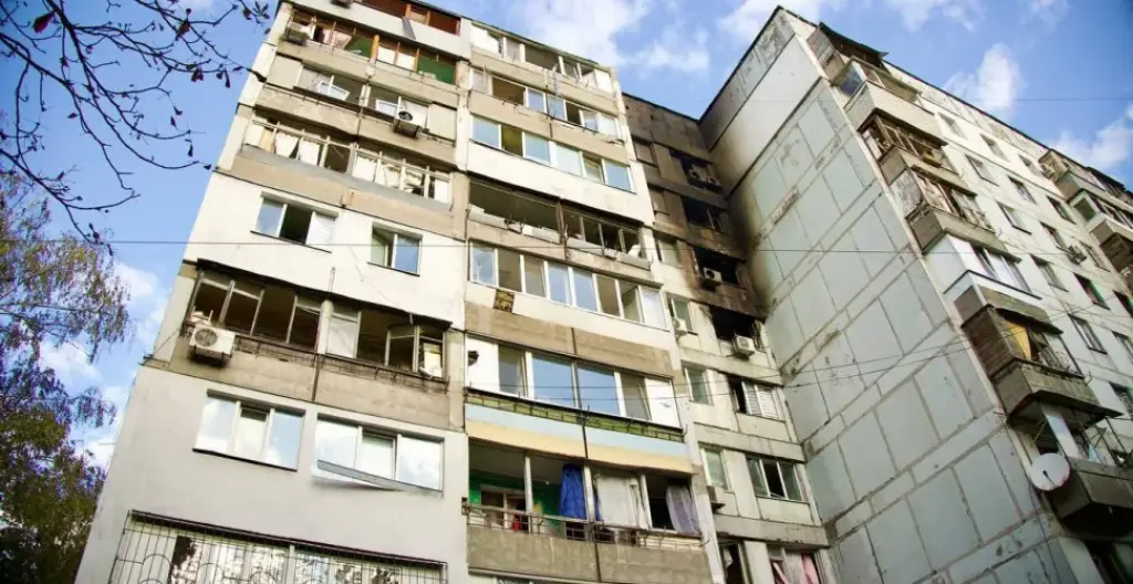 У Дніпрі ліквідовують наслідки нічної атаки: постраждали багатоповерхівки