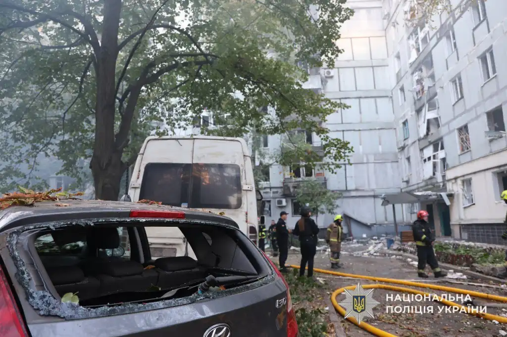 У Дніпрі ліквідовують наслідки нічної атаки: постраждали багатоповерхівки