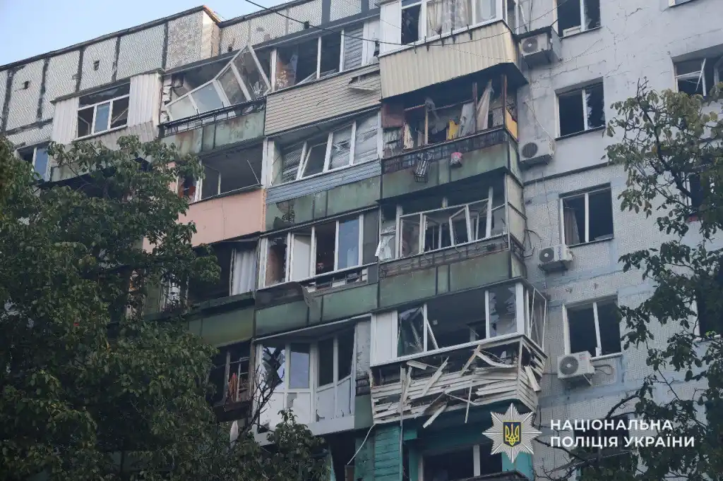 У Дніпрі ліквідовують наслідки нічної атаки: постраждали багатоповерхівки