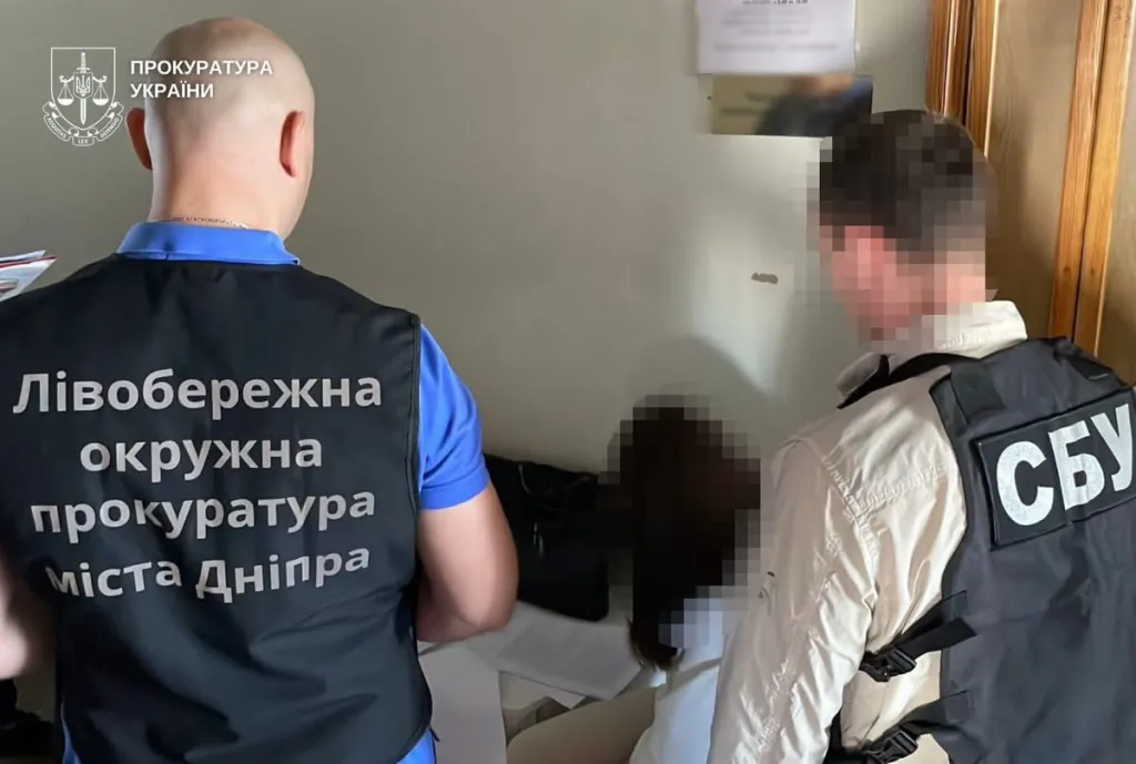 У Дніпрі затримали декана та завідувачку кафедри університету на хабарі