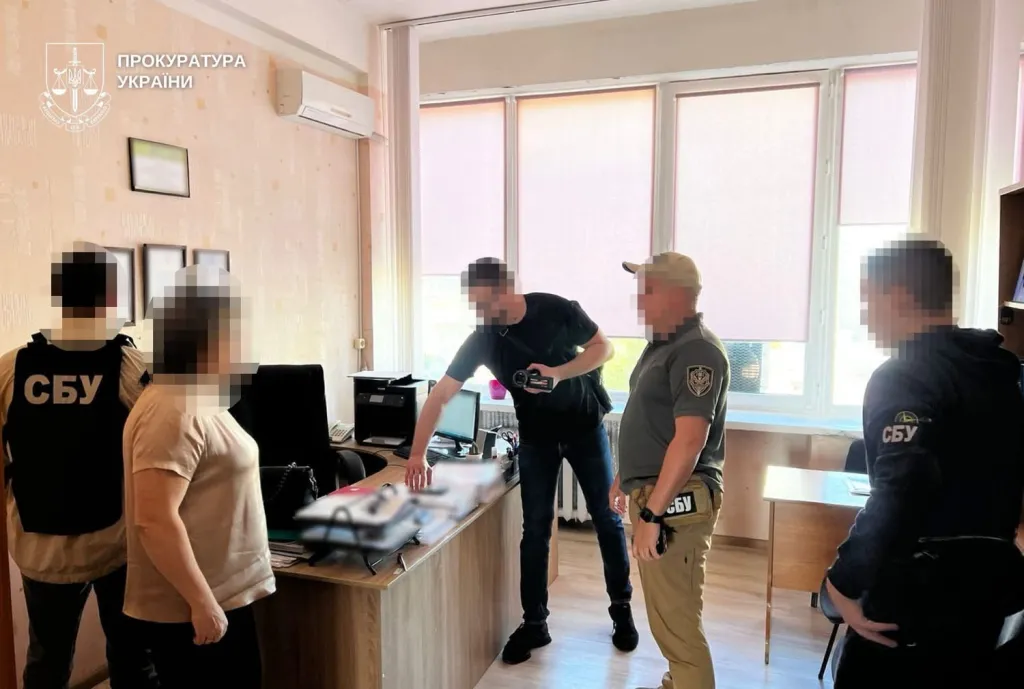 У Дніпрі затримали декана та завідувачку кафедри університету на хабарі