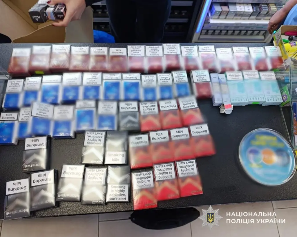 У Кам’янському поліція вилучила партію нелегальних цигарок та алкоголю