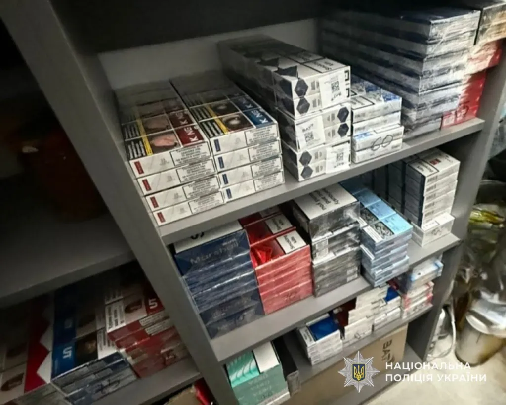 У Кам’янському поліція вилучила партію нелегальних цигарок та алкоголю