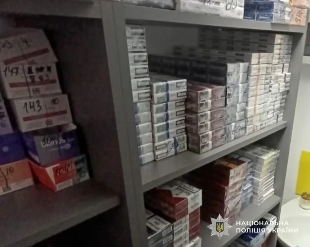 У Кам’янському поліція вилучила партію нелегальних цигарок та алкоголю