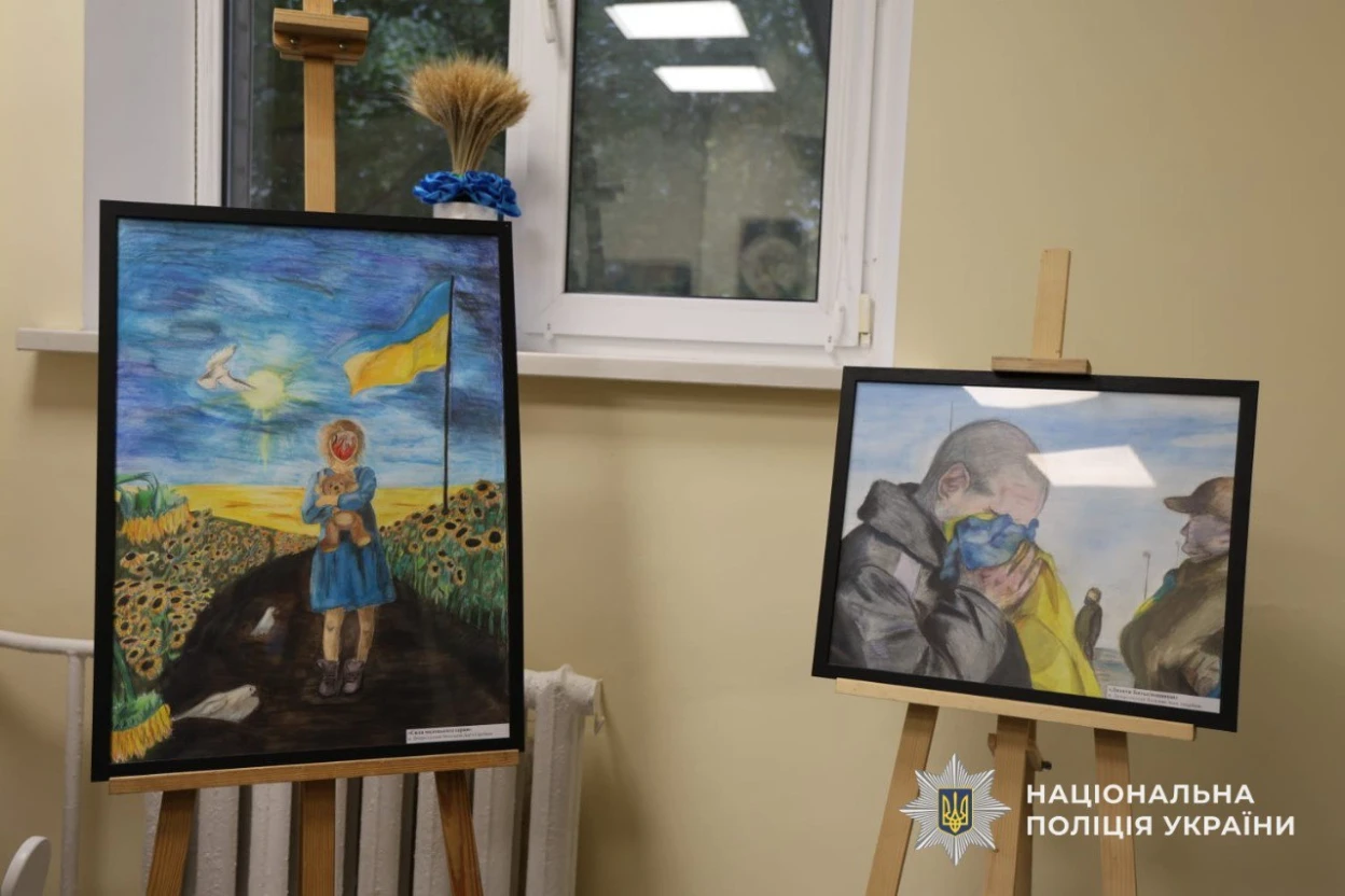 У Дніпрі відкрили виставку картин поліцейських, створених під впливом війни