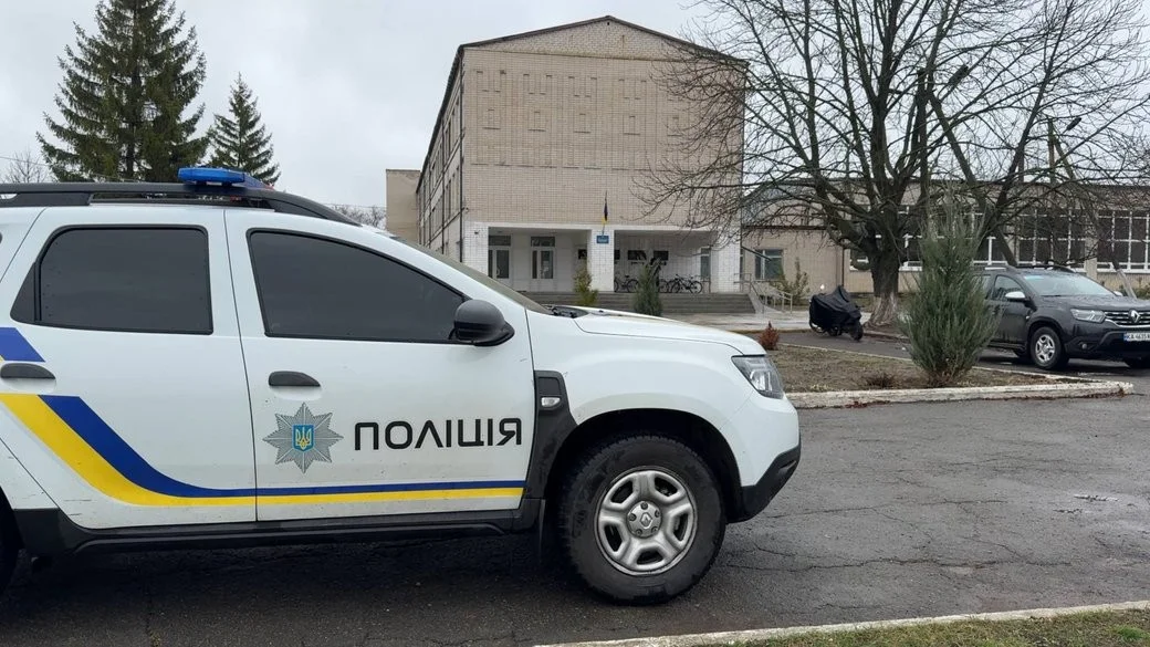 На Дніпропетровщині під час уроків учителька поранила колегу ножем: що відомо у школі та поліції На Дніпропетровщині під час уроків учителька поранила колегу ножем: що відомо у школі та поліції