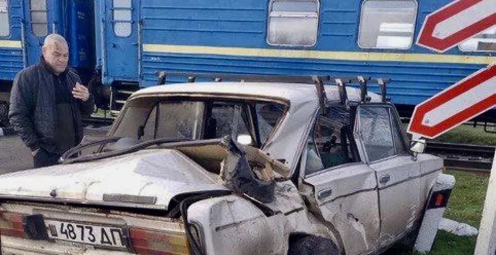 Пасажирський потяг протаранив легковик між Запорізьким і Михайлівкою Пасажирський потяг протаранив легковик між Запорізьким і Михайлівкою
