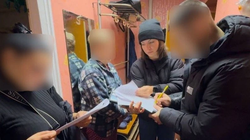 Жінку з Криворіжжя, яка видавала себе за поліцейську та ошукала громадян на 85 тисяч гривень, передали до суду Жінку з Криворіжжя, яка видавала себе за поліцейську та ошукала громадян на 85 тисяч гривень, передали до суду