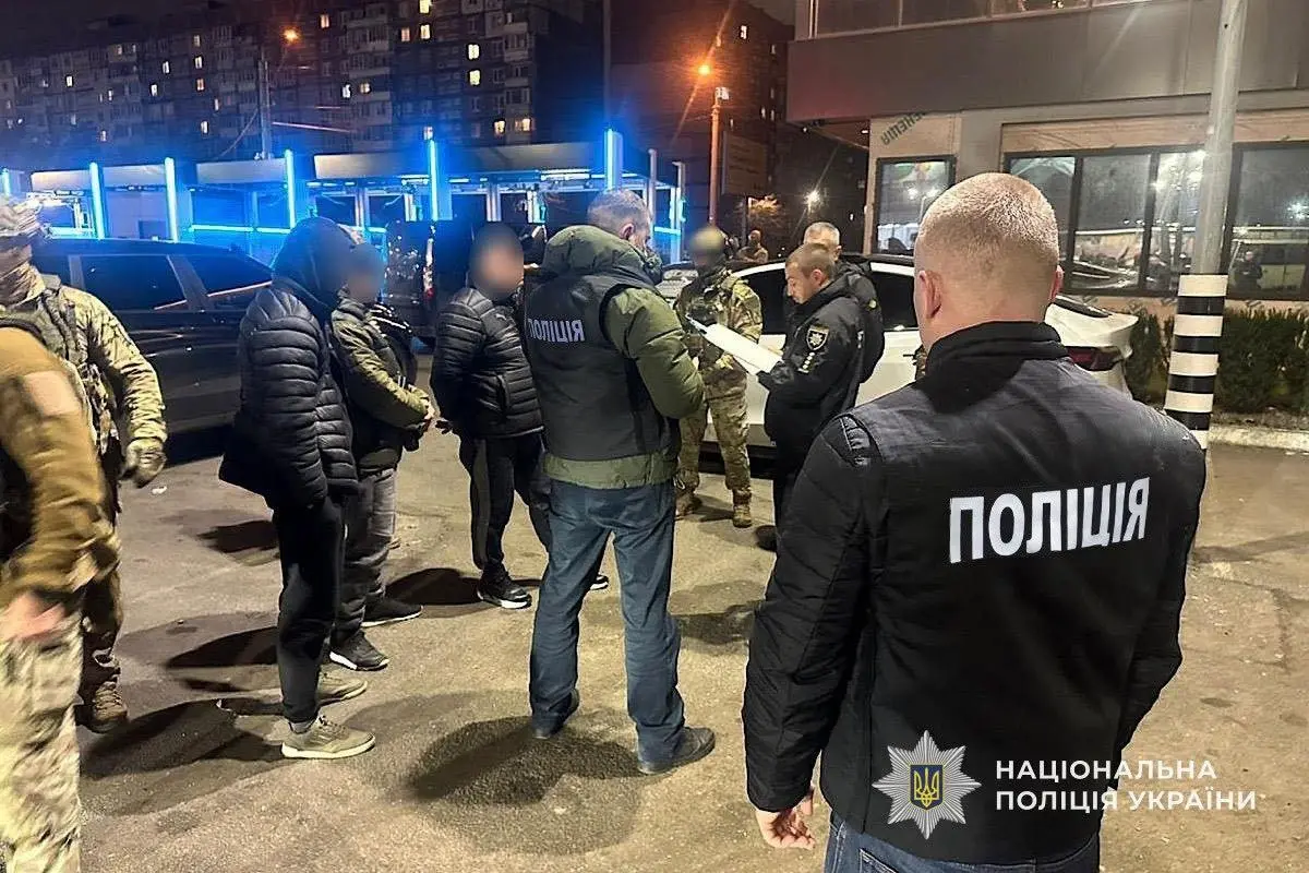 У Дніпрі затримали групу чоловіків, які вимагали у підприємця вигаданий борг У Дніпрі затримали групу чоловіків, які вимагали у підприємця вигаданий борг