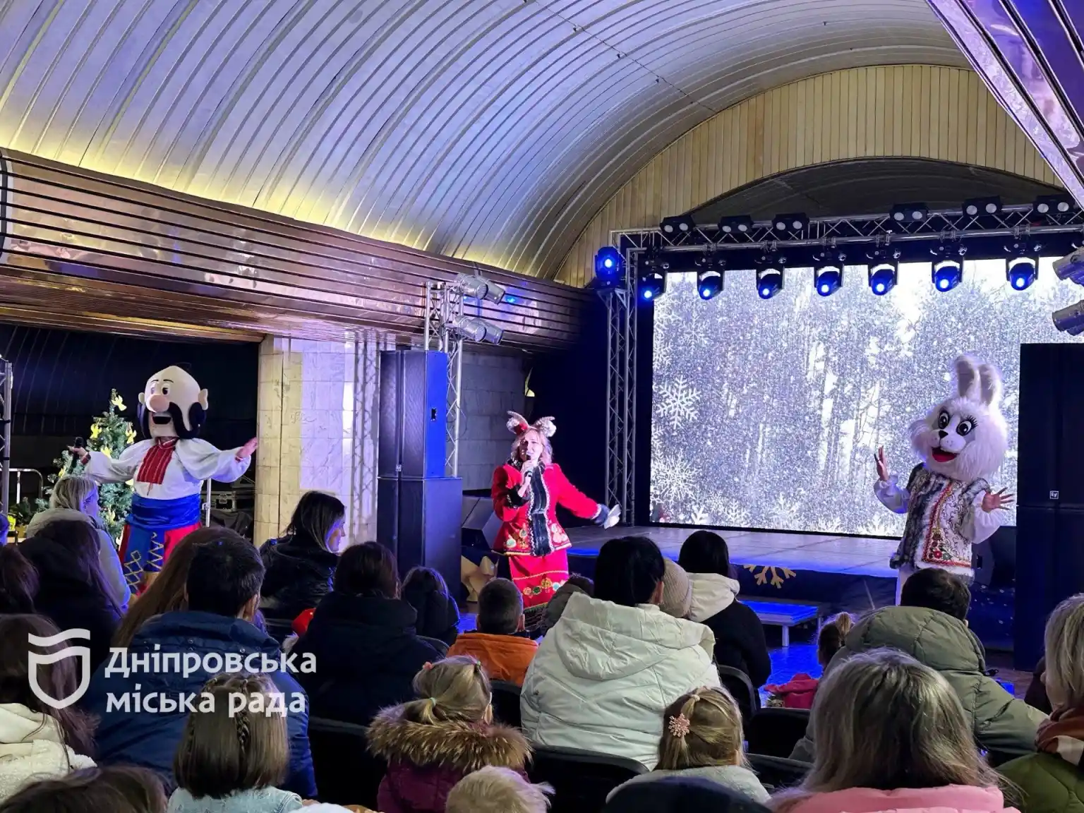 «Світло, музика та локації створюють атмосферу»: дніпряни поділилися враженнями від новорічного заходу «Захисники світла: Від Миколая до ЗСУ» «Світло, музика та локації створюють атмосферу»: дніпряни поділилися враженнями від новорічного заходу «Захисники світла: Від Миколая до ЗСУ»