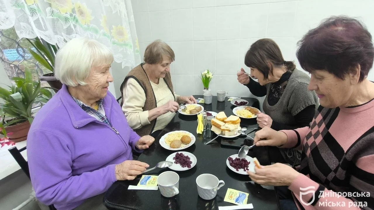 У Дніпрі підопічних терцентру забезпечують гарячими обідами навіть у періоди тривалих відключень світла У Дніпрі підопічних терцентру забезпечують гарячими обідами навіть у періоди тривалих відключень світла