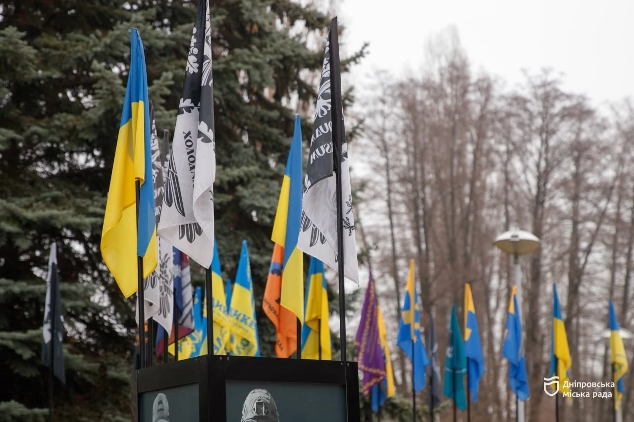 У Дніпрі відкрили другу частину проєкту «Історії Героїв» з 36 новими спогадами про полеглих захисників У Дніпрі відкрили другу частину проєкту «Історії Героїв» з 36 новими спогадами про полеглих захисників