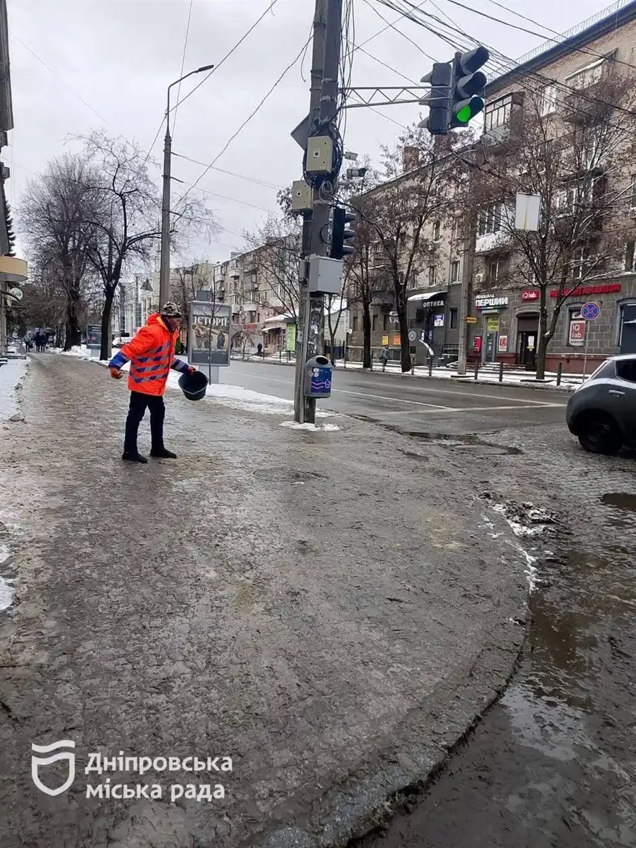 Дніпровські комунальники працюють безперервно, забезпечуючи безпеку на дорогах Дніпровські комунальники працюють безперервно, забезпечуючи безпеку на дорогах