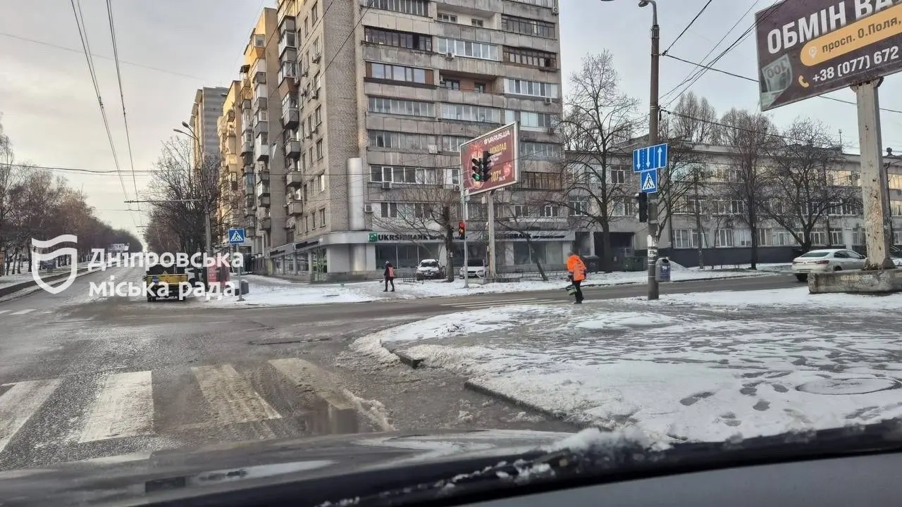 Міські служби Дніпра без пауз: дороги й тротуари очищають після снігопаду Міські служби Дніпра без пауз: дороги й тротуари очищають після снігопаду