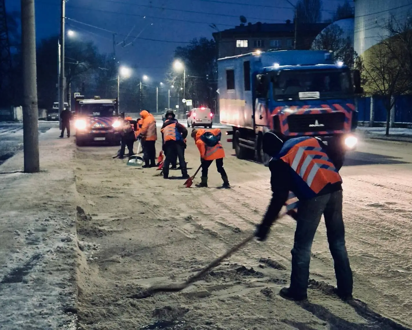 Дніпровську набережну частково перекрили через ліквідацію наслідків обстрілу Дніпровську набережну частково перекрили через ліквідацію наслідків обстрілу