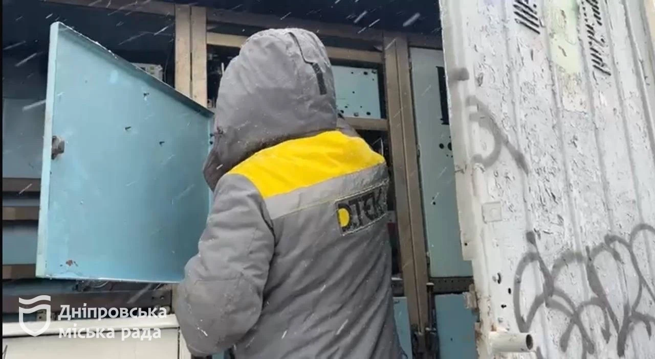 Лівобережжя Дніпра після атаки: електрику відновлюють, містян спрямовують до пунктів незламності Лівобережжя Дніпра після атаки: електрику відновлюють, містян спрямовують до пунктів незламності