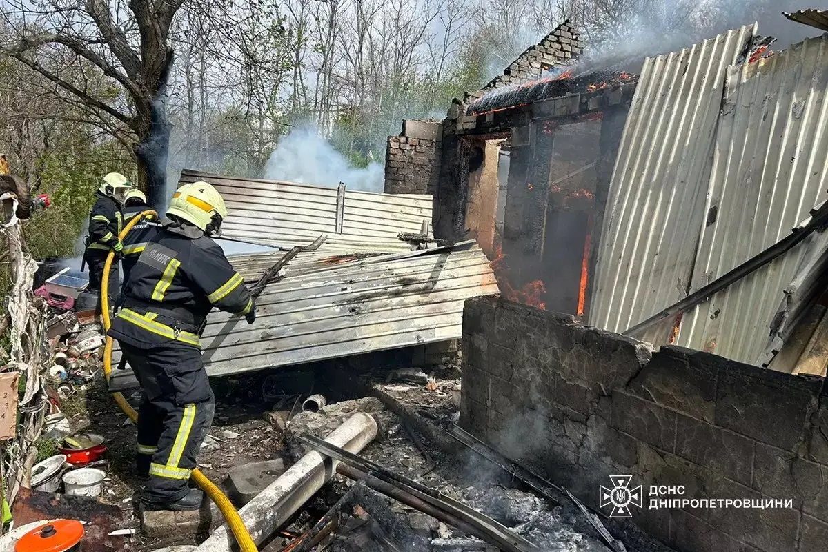 Пожежа на дачі в Дніпрі: чоловік отримав травми, працювали рятувальники