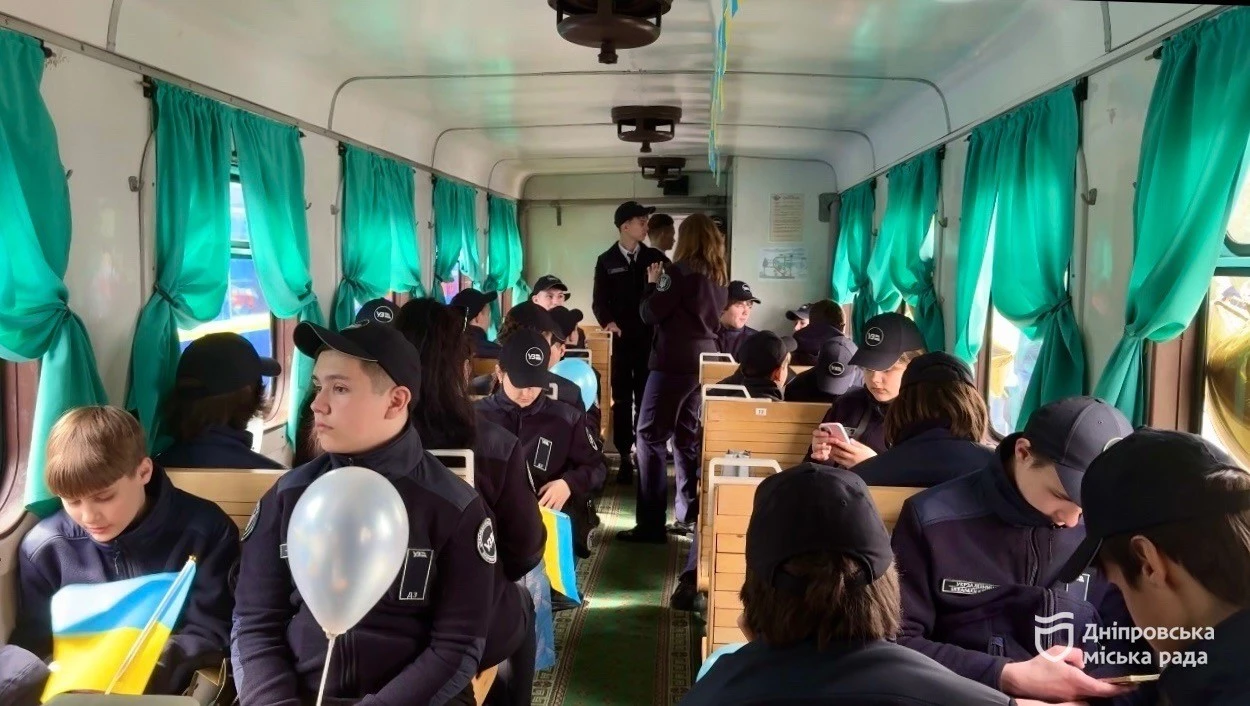 У Дніпрі стартував 90-й сезон дитячої залізниці з ретро-вагоном і новою підготовкою учнів