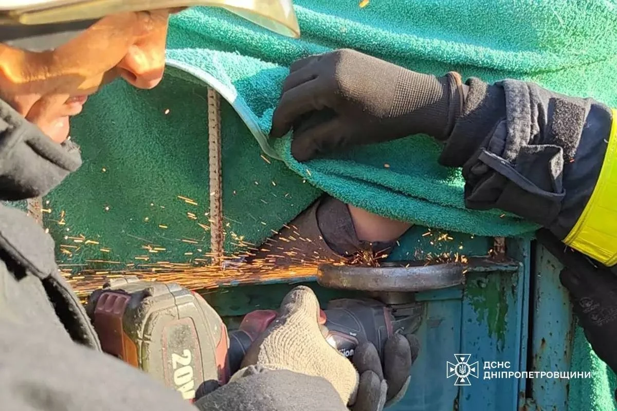 Рятувальники Кам’янського визволили дитину з металевої пастки