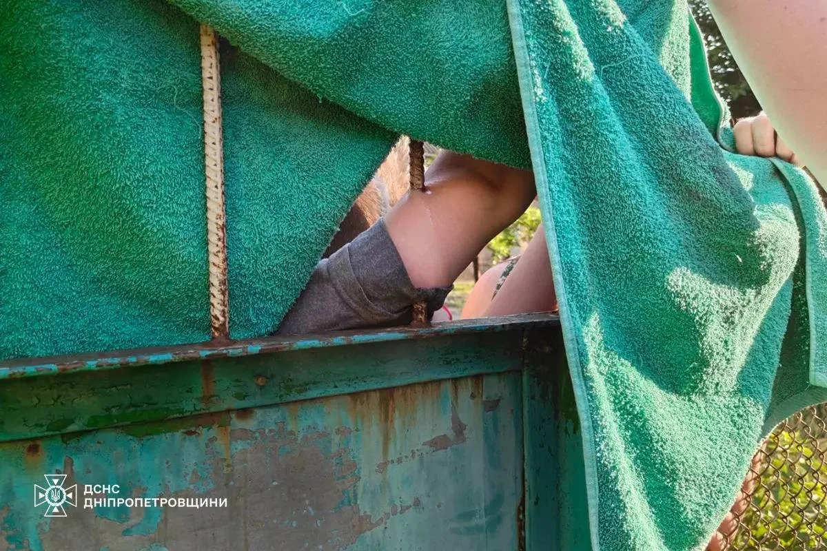 Рятувальники Кам’янського визволили дитину з металевої пастки