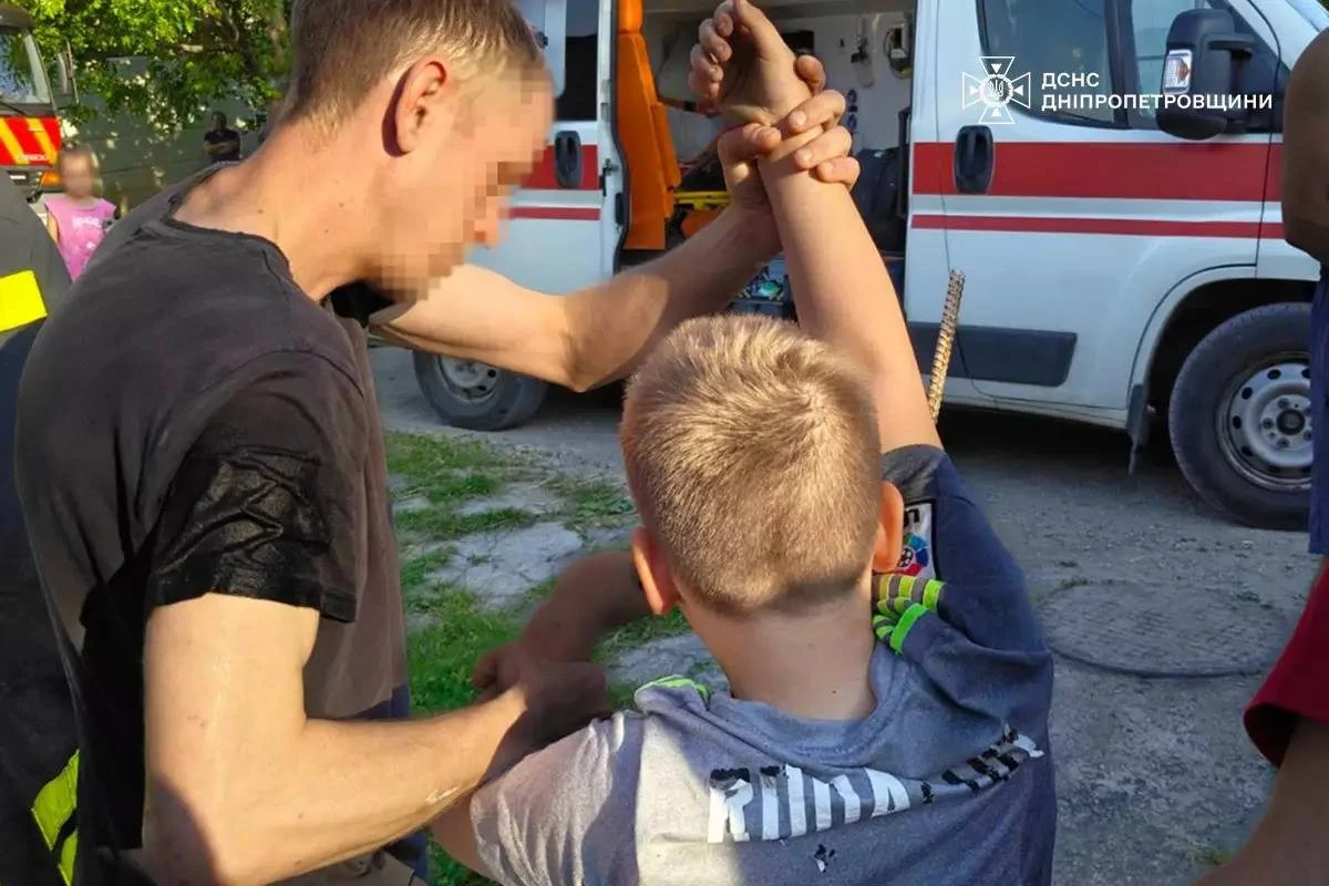 Рятувальники Кам’янського визволили дитину з металевої пастки