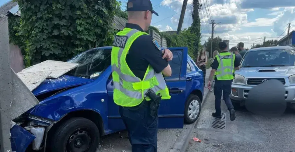 Автотроща у Дніпрі: внаслідок удару в бетонну огорожу є потерпіла Автотроща у Дніпрі: внаслідок удару в бетонну огорожу є потерпіла