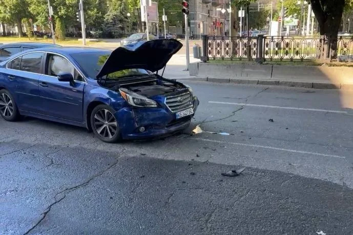 Потерпілого госпіталізували після ранкової ДТП у центрі Дніпра