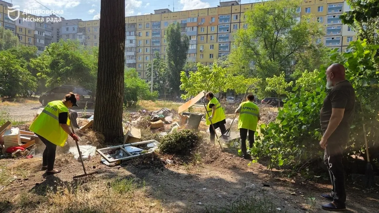 Замість договорів — стихійне звалище: чому Новокодацький район Дніпра потопає у великогабаритному смітті