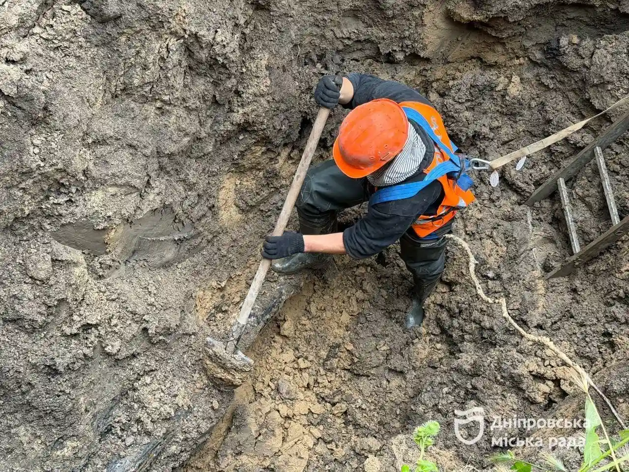 У Дніпрі ліквідовують складні аварії на мережах водопостачання та каналізації